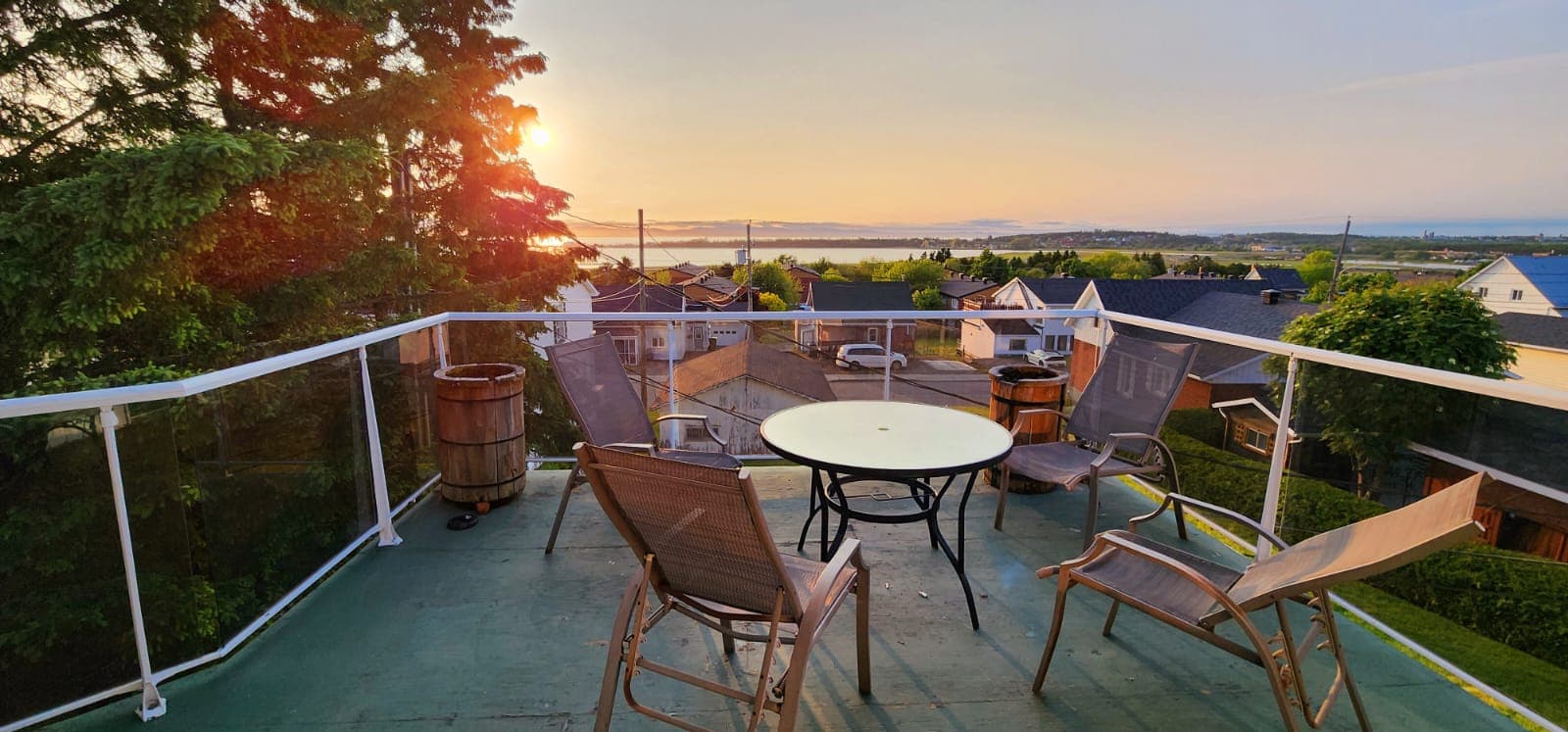 Extérieur de l'Hôtel Motel T Côté au crépuscule